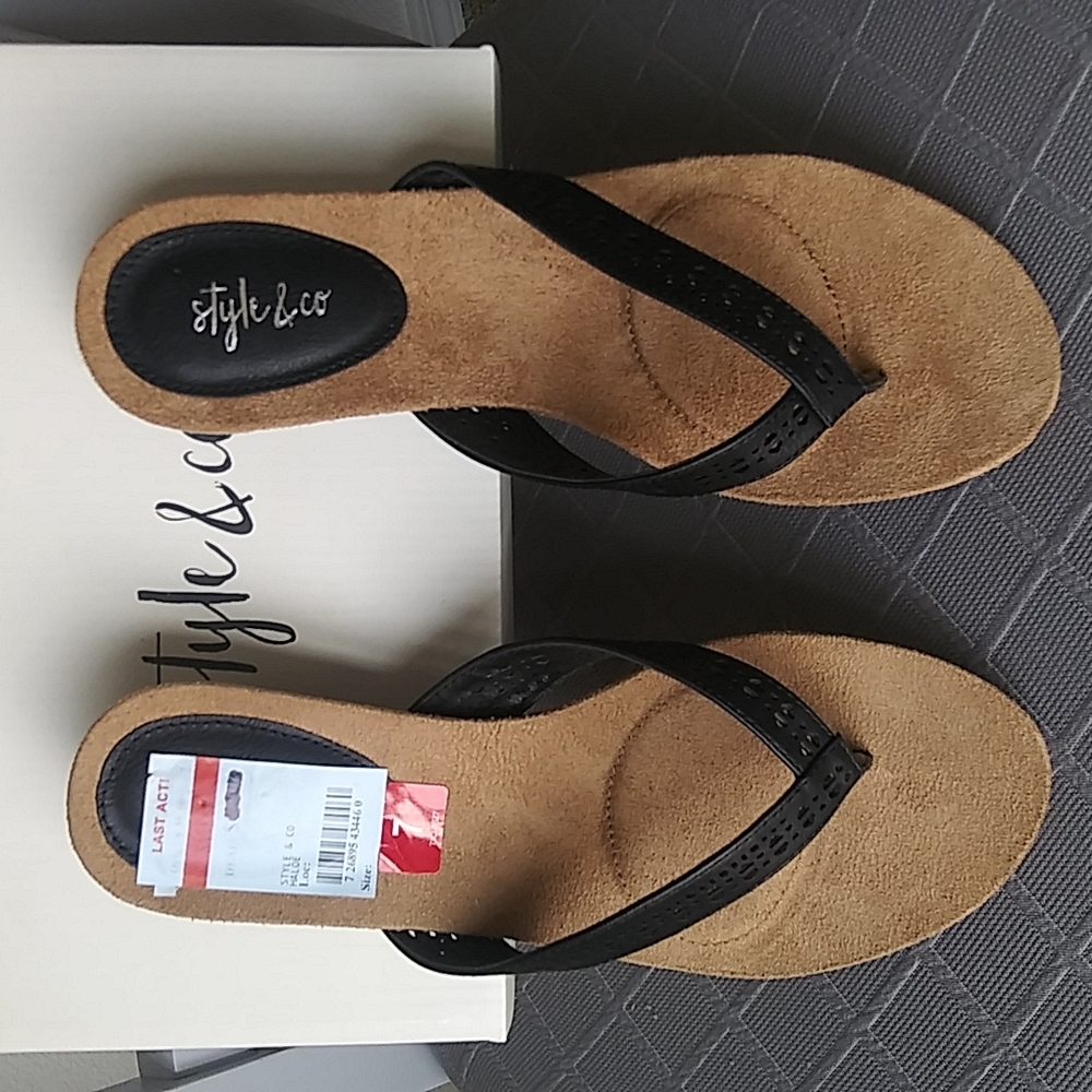 Style & Co. Black and Tan Women's V-Strap Slide Sandals